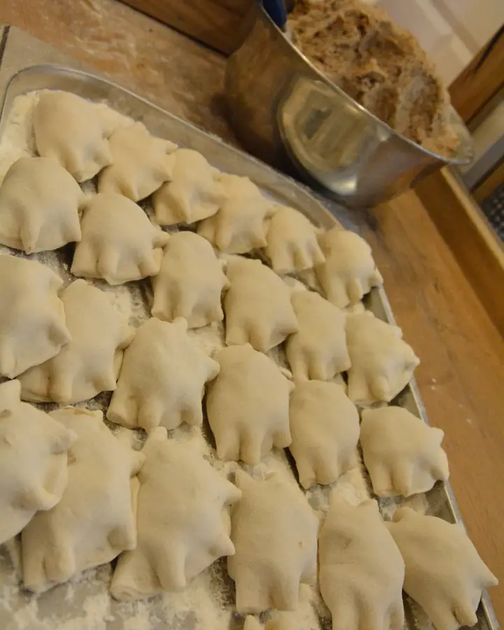Gotowe pierogi czekające na gotowanie