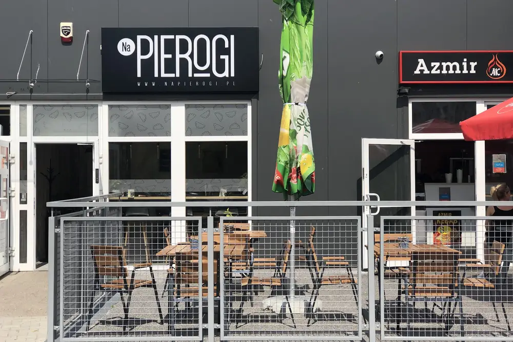 Stoliki na zewnątrz przy deptaku na Żabiance